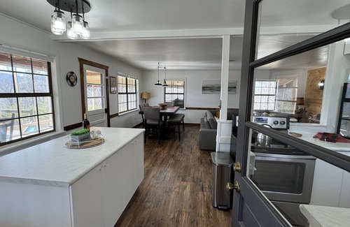 Hiawassee Cabina | Bear’s Chateau: Modern-Rustic Cabin w/ Mtn Views, Screened Porch + Fire Pit