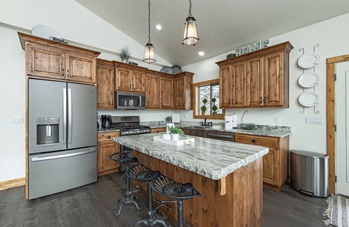 Steam Engine Meadows Cabina | Bears Den Cabin near Navajo & Giant Steps Ski Slopes, fireplace & Hot Tub