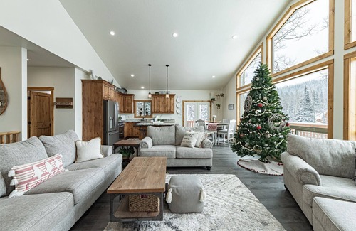 Steam Engine Meadows Cabina | Bears Den Cabin near Navajo & Giant Steps Ski Slopes, fireplace & Hot Tub