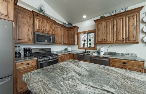 Steam Engine Meadows Cabina | Bears Den Cabin near Navajo & Giant Steps Ski Slopes, fireplace & Hot Tub