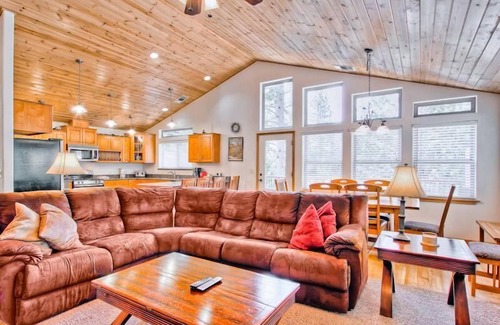 Yosemite West Casa | Bears Den & Little Bear es una casa dúplex que cuenta con 5 habitaciones y 3 baños