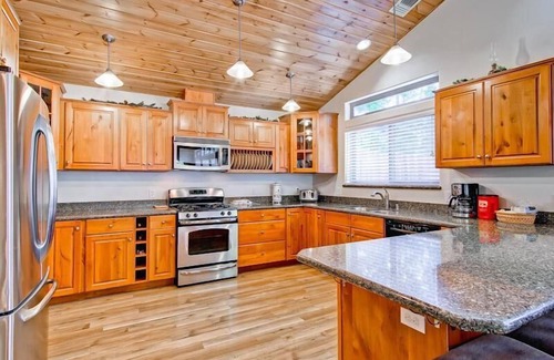 Yosemite West Casa | Bears Den & Little Bear es una casa dúplex que cuenta con 5 habitaciones y 3 baños