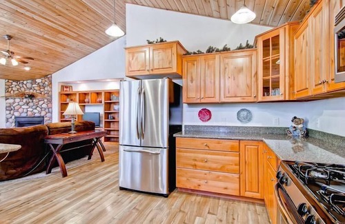 Yosemite West Casa | Bears Den & Little Bear es una casa dúplex que cuenta con 5 habitaciones y 3 baños