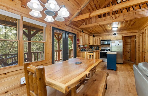 Rockbridge Cabina | Beartastic Outlook| Hocking Hills