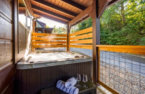 Pigeon Forge Casa | Beary Cottage Hot Tub Grill Arcade Games