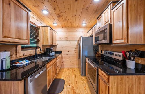 Pigeon Forge Casa | Beary Cottage Hot Tub Grill Arcade Games
