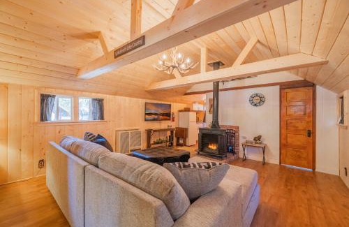 Big Bear Lake Casa | Beary Cozy Lodge - Close to the lake, village and more! Modern aesthetics meet mountain charm!