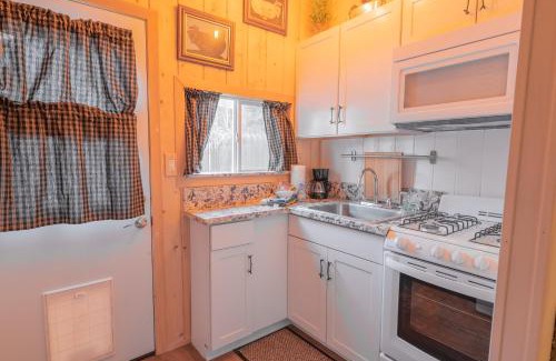 Big Bear Lake Casa | Beary Cozy Lodge - Close to the lake, village and more! Modern aesthetics meet mountain charm!