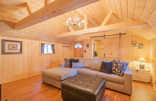 Big Bear Lake Casa | Beary Cozy Lodge - Close to the lake, village and more! Modern aesthetics meet mountain charm!