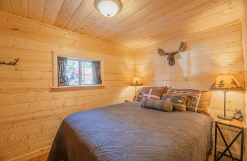 Big Bear Lake Casa | Beary Cozy Lodge - Close to the lake, village and more! Modern aesthetics meet mountain charm!