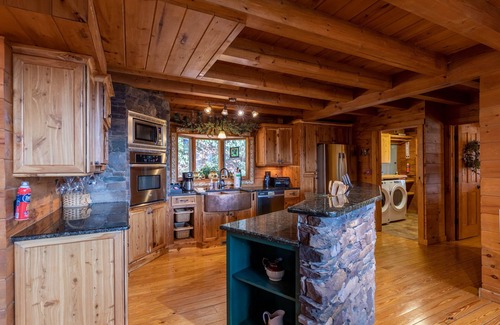 Foscoe Casa | Beary Relaxing Cabin - Big views, two kitchens, hot tub, game table
