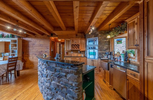 Foscoe Casa | Beary Relaxing Cabin - Big views, two kitchens, hot tub, game table