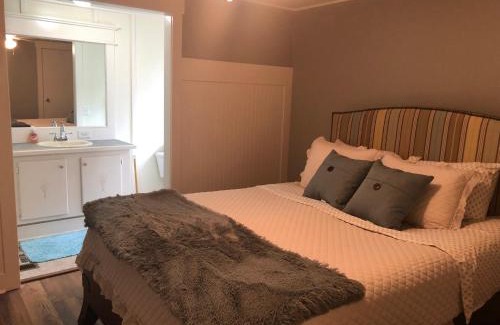 Burton Casa | Beaufort SC New Renovation, Close to Parris Island, Historic Downtown, Beautiful Beaches, Sleeps 7