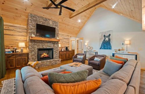 Ellijay Casa | Beaumont - Lux Mountain View Cabin with Hot Tub