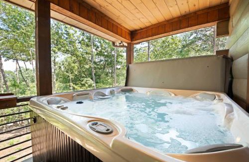Ellijay Casa | Beaumont - Lux Mountain View Cabin with Hot Tub