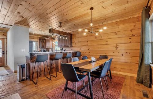 Ellijay Casa | Beaumont - Lux Mountain View Cabin with Hot Tub