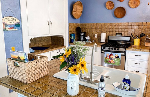Manitou Beach Cabaña | BEAUTIFUL LAKEFRONT COTTAGE!! ☀️🧡 KAYAKS! CLEAR SANDY BOTTOM