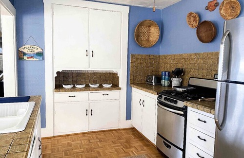 Manitou Beach Cabaña | BEAUTIFUL LAKEFRONT COTTAGE!! ☀️🧡 KAYAKS! CLEAR SANDY BOTTOM