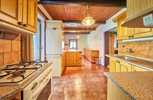 Jivka Villa | Maravillosa casa de vacaciones privada para 21 personas con WIFI, TV y patio