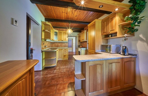 Jivka Villa | Maravillosa casa de vacaciones privada para 21 personas con WIFI, TV y patio