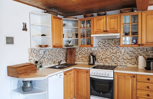 Studenec Casa | Preciosa casa de vacaciones privada para 8 personas con WIFI, TV, patio y mascotas permitida