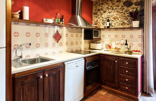 Garriguella Cabaña | Preciosa casa de piedra, 4 habitaciones dobles con baño en cada una.
