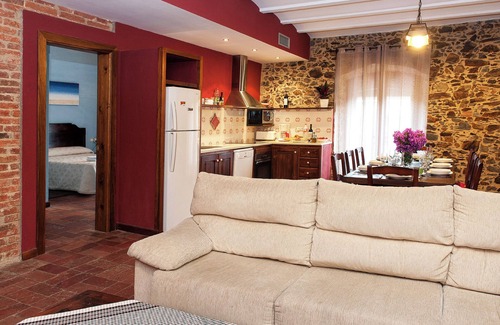 Garriguella Cabaña | Preciosa casa de piedra, 4 habitaciones dobles con baño en cada una.