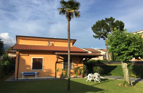 Cinquale Apartamento | Villa independiente, 300 metros cuadrados de jardín, WiFi gratis, dos dormitorios y dos baños.