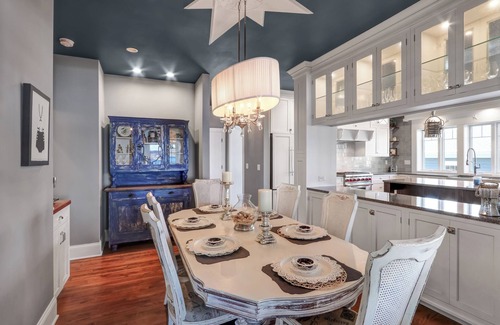 Glenwood Springs Casa | Beautiful Lake Geneva Lakefront home adorably decorated in sought after Fontana!