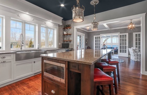 Glenwood Springs Casa | Beautiful Lake Geneva Lakefront home adorably decorated in sought after Fontana!