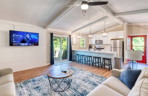 Terrell Casa | Beautiful & Updated Lakefront Getaway on a Peaceful Deep-Water Cove!