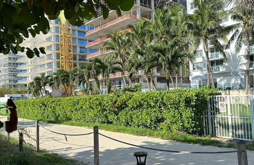 Surfside Apartamento | Condominio en renta en la playa, vista al mar, amigable con PET