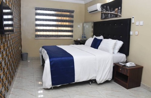 Epetu Cabina | Beautiful 1 Bed, Living Room in a Hotel Penthouse