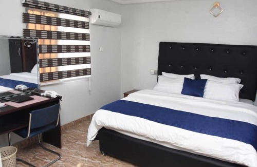 Epetu Cabina | Beautiful 1 Bed, Living Room in a Hotel Penthouse