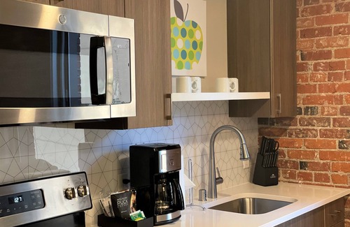 Riverside Apartamento | Beautiful 1 Bed Riverfront Park Travel Apartment