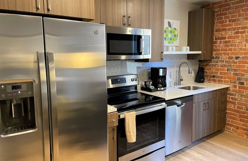 Riverside Apartamento | Beautiful 1 Bed Riverfront Park Travel Apartment