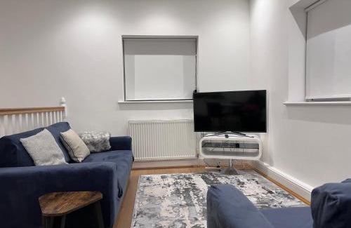 Cobham Apartamento | Beautiful 1 BED Serviced APARTMENT COBHAM Town Centre