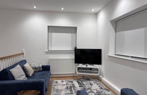 Cobham Apartamento | Beautiful 1 BED Serviced APARTMENT COBHAM Town Centre