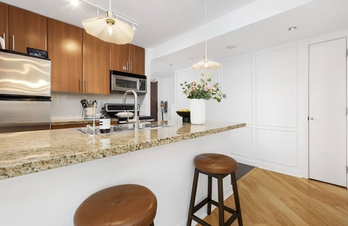 Gastown Apartamento | Beautiful 1 bedroom apartament with hot-tube, pool and gym in the heart of city