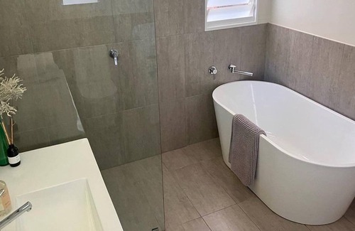 Forestville Cabina | Beautiful 1 Bedroom Cabin, located in Forestville in Sydney's Northern Beaches..