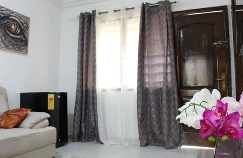 Ashaiman Casa | Precioso apartamento de 1 habitación, con recibidor, cocina, aseo y baño con parking gratuito.