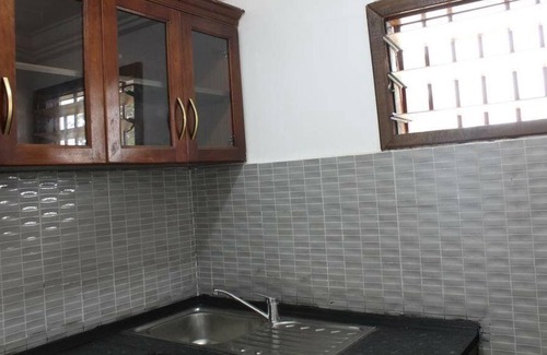 Ashaiman Casa | Precioso apartamento de 1 habitación, con recibidor, cocina, aseo y baño con parking gratuito.