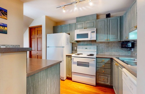 Village North Condominio | Beautiful 1st-floor condo with fireplace & patio, short walk or shuttle to lifts