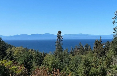 Bowen Island Casa | Beautiful 2-bdrm home with ocean & sunset views