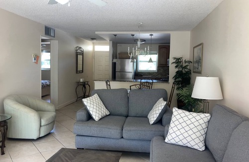 Bel Air Condominio | HERMOSOS 2 BDRM EN LAUDERDALE-BY-THE-SEA ¡SOLO PASOS PARA ARENA, SOL Y DIVERSIÓN!