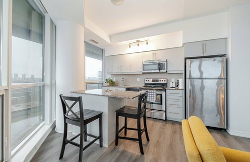 Markham Condominio | Beautiful 2 Bed 2 Bath with Parking