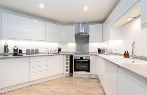 Cheltenham Apartamento | Beautiful 2-Bed 2 Bath Regency Flat with Parking