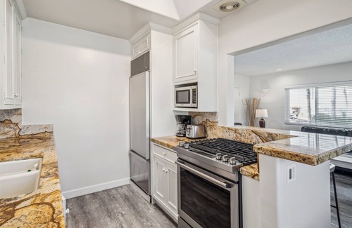Carpinteria Condominio | Beautiful 2 Bed Beach Condo #201 2 Bedroom Condo by Sunset Shores Condominiums