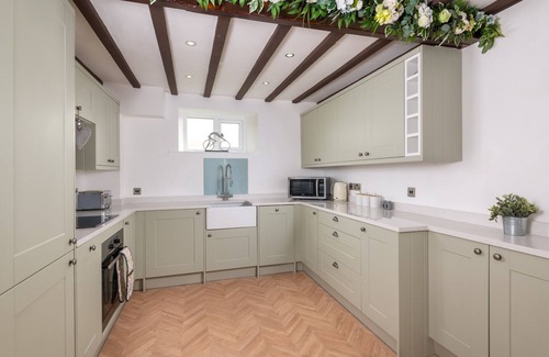 Hayton Cabaña | Beautiful 2-Bed Cottage in Brampton