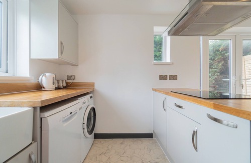 New Forest District Casa | Beautiful 2 bedroom full-furnished semi-detached house with parking